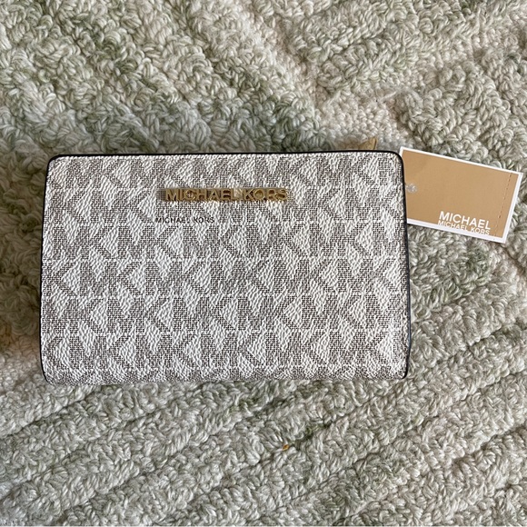 NWT Michael Kors Monogram Bi-Fold Wallet - Picture 1 of 3